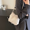 Miniatyrbild 2 av 8: 2024 Spring Style Bow Chain Väska Kvinnlig Partsu Axelpåse Kvinnlig Solid Färg Mjuk Läder Pleated Bucket Bag Ti Ti Det Silver