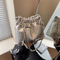 Miniatyrbild 1 av 8: 2024 Spring Style Bow Chain Väska Kvinnlig Partsu Axelpåse Kvinnlig Solid Färg Mjuk Läder Pleated Bucket Bag Ti Ti Det Silver