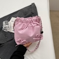 Miniatyrbild 8 av 8: 2024 Spring Style Bow Chain Väska Kvinnlig Partsu Axelpåse Kvinnlig Solid Färg Mjuk Läder Pleated Bucket Bag Ti Ti Det Silver