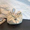 Miniatyrbild 6 av 9: Miumiu Väska Kvinnlig 2024 Ny Populär Mode Casual Axel Väska Med Stor Kapacitet Tvärkropp Väskans Klass Pendelväskan Black