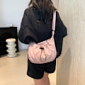 Miniatyrbild 3 av 9: Miumiu Väska Kvinnlig 2024 Ny Populär Mode Casual Axel Väska Med Stor Kapacitet Tvärkropp Väskans Klass Pendelväskan Black