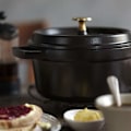 Pikkukuva 4 / 4: Pyöreä uunivuoka piikkeillä 22 cm - 2,60 litraa Musta Svart