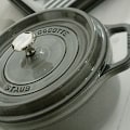Miniatyrbillede 3 af 3: Rundt ildfast fad med grafitgrå nåle 16 cm - 1.… Grafitgrå