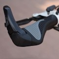Pikkukuva 4 / 4: Pyörän ja maastopyörän ohjaustangot on päällystetty alumiiniseos-kynsipareilla. Ergonomisesti lihapullien kumipäällysteet lukitaan.