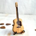 Miniatyrbild 3 av 5: Akustisk gitarrplektrumbox i trä med ställ - Portabel handgjord förvaringsbehållare för gitarrplektrum