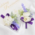 Miniatyrbilde 3 av 5: 2 stk håndleddsblomst, kunstig bryllupshåndleddsblomst og knapphullsblomstsett brud håndblomst menn knapphullsblomst for bryllup, lilla bånd