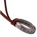 Miniatyrbilde 2 av 5: Uncharted 4 Nathan Drake gravert ringanheng med justerbar brun skinnkjede (unisex)