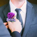 Miniatyrbilde 3 av 3: Rose Bryllupsknapphull Knapphull Håndlaget Corsage Knapphullsblomster Kunstige Bryllup Ball Bukett Blomsterdekor  (Mørk Lilla)