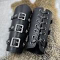 Miniatyrbillede 6 af 6: Middelalderlige PU læder spænde armbeskyttere, ridder LARP retro renæssance armbeskyttere, one size one pair Black