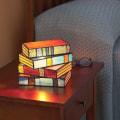 Miniatyrbillede 1 af 5: Tiffany-inspireret glasmosaiklampe i form af stablede bøger, Tiffany-inspireret glasmosaikbordlampe, Vergissim boglampe
