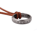 Miniatyrbilde 5 av 5: Uncharted 4 Nathan Drake gravert ringanheng med justerbar brun skinnkjede (unisex)