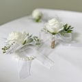 Miniatyrbilde 3 av 5: 2 stk. Hvite roser Dame håndleddsblomst og herre knapphullsblomst Passer for brud og brudepike bryllup ball