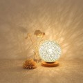 Miniatyrbillede 3 af 4: Romantisk Bordlampe i Massivt Træ Natlampe Rattan Kugle Rund Skærm Med USB Opladningsport Natlys Sepak Takraw Natlys Soveværelse Sengelampe