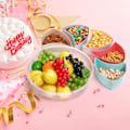 Miniatyrbilde 6 av 7: Snack-serveringsbrett med lokk, 12-tommers fruktbeholder, 5-roms rund forrettbrikke, delt plastmatbeholder, organiseringsplate for snacks