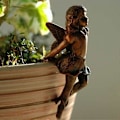 Miniatyrbillede 1 af 5: Engel Pige Hængende Kop Resin Dekoration Fe Kombination Blomsterkurv Kant Dekor til Havendesign Planter Potte Krammer Ornamenter D