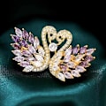 Pikkukuva 4 / 4: Kukka-nauha rintaneula, Vintage Elegantti ainutlaatuinen kristallirintaneula, Muotitimantti rintaneula, Pin Badges, Tarvikkeet, Timantti rintaneula(Purple Swan)