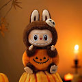 Pikkukuva 2 / 4: Halloween-sarjan rajoitettu painos, karnevaalipumpun riipusvinyylipehmolelu lahjaksi
