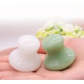 Miniatyrbilde 6 av 6: Skraping Massasjeverktøy Jade Chakra Healing Avslappende Stein Soppform Guasha Ansiktsmassasjer Bra for Øye Ansikt Hals Hud Kroppsskjønnhet Spa (2 stk)