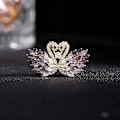 Pikkukuva 2 / 4: Kukka-nauha rintaneula, Vintage Elegantti ainutlaatuinen kristallirintaneula, Muotitimantti rintaneula, Pin Badges, Tarvikkeet, Timantti rintaneula(Purple Swan)
