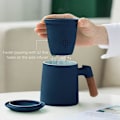 Miniatyrbillede 3 af 5: Tekop med teinfuser og låg, løs te-si med træhåndtag, 360 ml mat keramisk teinfuser gave Dark Blue