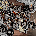Pikkukuva 5 / 5: Ware Halloween -leivontavälineet, Haunted Skull Cakelet -vuoka, pronssi-yujia