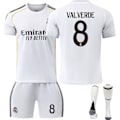 Pikkukuva 1 / 2: 2526 Uusi Real Madrid Lyhythihainen Jalkapallopaita Aikuisille ja Lapsille - Useita Tyylejä No.8 VALVERDE No.8 VALVERDE-FQ4- No.8 VALVERDE M