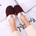 Miniatyrbilde 6 av 6: Tøfler for kvinner Memory Foam Komfort Fuzzy Plysjfôr Slip On Hjemmesko Innendørs Utendørs (Rød, 11-12)