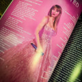 Miniatyrbild 4 av 5: Taylor Swift THE ERAS TOUR Kopparstick textbok, texttidning Poster