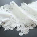 Miniatyrbild 3 av 6: Vit Broderad Bordslöpare i Spets med Små Blommor, Gårdshus Mantel Scarf, för Sovrum, Rustikt Bröllop, Möhippa, Dekoration för Soffbord 13