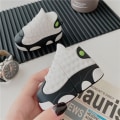 Miniatyrbild 6 av 6: Tecknad case kompatibelt med AirPods 2 och 1 - Mjukt stötsäkert skyddande cover [Sportskor Sneakers Series] (Svartvita Sneakers)
