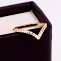 Miniatyrbild 3 av 7: 14K guldpläterad glittrande Wishbone 'V'-ring för kvinnor med Cubic Zirconia