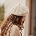 Pikkukuva 2 / 5: Baskeri naisille syksyyn ja talveen, villahattu plus sametti talvineule