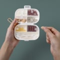 Miniatyrbillede 2 af 2: Bærbar Pilleæske Mini Opbevaringsboks Sortering Plastikboks Rejse (2 Pak, Tilfældig Farve)