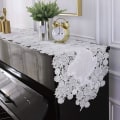Miniatyrbild 5 av 6: Vit Broderad Bordslöpare i Spets med Små Blommor, Gårdshus Mantel Scarf, för Sovrum, Rustikt Bröllop, Möhippa, Dekoration för Soffbord 13