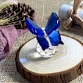 Miniatyrbillede 4 af 5: Flyvende krystal sommerfugl med krystalkugle base, samlerobjekt dyre statue ornament figur til julegave (Blå)