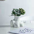 Miniatyrbild 4 av 5: Blomvas, Blomstervas i kroppsstil, Svart glansig Cramic Vas, Handpläterad Skulpturvas, Dekor Blomkruka för Hemmakontoret Bröllopsfest Semester