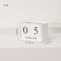 Miniatyrbilde 7 av 7: Skrivebordskalender i tre 2022-2023, Evigvarende daglig blokkkalender måned dato display for hjem gårdshus kontor rustikke dekorasjoner (Hvit)