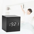 Miniatyrbild 4 av 5: Digital väckarklocka, elektronisk LED-tidsvisning i trä, liten batteridriven skrivbordsklocka med inomhustemperatur, 3 larminställningar, justerbart larm