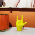 Miniatyrbild 2 av 7: i Love You Finger Gest Staty, Rock on Hand Skulptur för Vardagsrum Sovrum Hylla Soffbord Mittpunkt, Presenter för par（Gul）