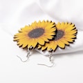 Miniatyrbillede 4 af 5: Håndlavede solsikkeøreringe i træ med rustfri stål ørekroge, gule marguerit dråbeøreringe \"You are My Sunshine\" smykker, mode fødselsdagsgaver til kvinder