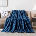 Miniatyrbild 2 av 6: Fleecefilt Twin Storlek - 51x59, Blå - Mjuk, Fluffig, Fluffig, Varm, Mysig - Perfekt plagg för soffa, säng, soffa - med Pom Pom fransar - Flanell Blanke