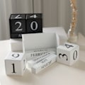 Miniatyrbild 4 av 7: Träskrivbordskalender 2022-2023, evigt dagligt blockkalender Månad Datumvisning för lantgårdskontor rustika dekorationer (vit)