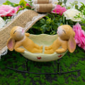 Miniatyrbilde 3 av 7: Lattermild Kaninunger Vugger i en Påskeegg Vugge Vår Påskepynt Vintage Rustikk Landstil Kaniner Kanin Figur Statue (Kaniner i en Vugge)