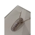 Miniatyrbilde 1 av 2: Halsband i äkta silver prydd m kurvig hänge o Kubisk Zirkonia