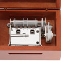 Miniatyrbild 5 av 5: Vintage 15-tons Handvevad Speldosa i Utskuret Trä