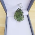 Miniatyrbild 2 av 4: Moldavit hängsmycke halsband smycken