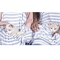 Miniatyrbild 3 av 5: Förkläde för att hålla katten