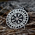 Miniatyrbillede 3 af 5: Pendant - Nordic Mythology - Vegvisir with runes and a red stone