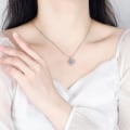 Miniatyrbild 2 av 2: Silverfärgat halsband med kedja och lila strass