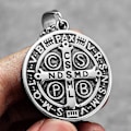 Pikkukuva 3 / 5: Pyhän Benediktuksen Exorcism-riipus miesten ja naisten kaulakorut, ruostumaton teräs, punk-trendikäs amulet-koru, luova lahja